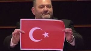 AP’den Türk bayrağını yırtan ırkçı Yunan parlamentere sözde men cezası