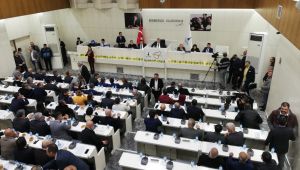 Büyükşehir'de ikinci gergin oturum! Özuslu "Burası Türkiye'ye örnek olan bir meclistir"