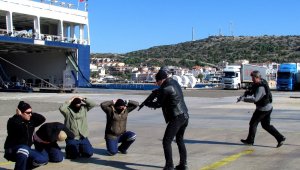 Çeşme'de limanda nefes kesen tatbikat