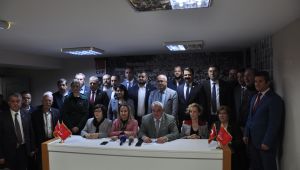 CHP İzmir'de 'Uzlaşı mesajı' 30 İlçe Başkanı'ndan Yücel'e destek