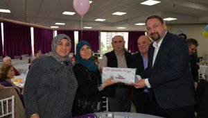 Çiğli'de yaşayan çiftlere "Bir yastıkta 40 yıl" jesti