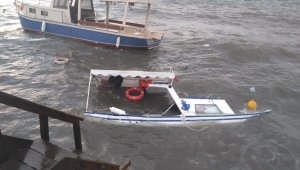 Dikili'de fırtına tekneleri batırdı