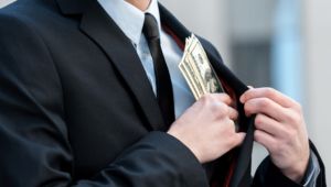 İzmir’de mutemetten şok soygun: Sanatçıların maaşını zimmetine geçirdi