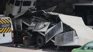 İzmir'de kamyon alt geçide sıkıştı; trafik akışı aksadı