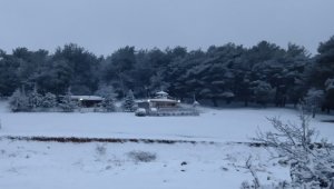 İzmir'de kar yağışı! Her yer bir anda beyaza büründü