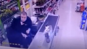 İzmir'de korkusuz kasiyer soygunu önledi