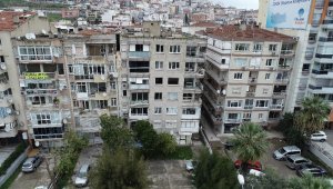 İzmir'de yan yatan bina tahliye ediliyor
