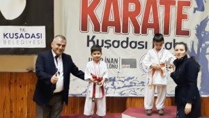 Karateci kardeşler madalyaları topladı