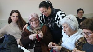 Konak'ta örgüleriyle gönülleri ısıttılar