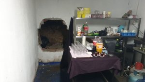 Mühürlenen yere kapı açtılar, tekrar kumar oynarken yakalandılar