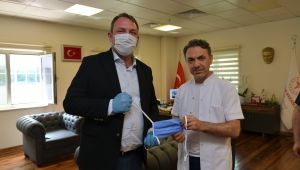 Başkan Utku Gümrükçü 3 bin maskeyi teslim etti