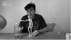 Bornovalı tiyatroculardan Korona mesajı