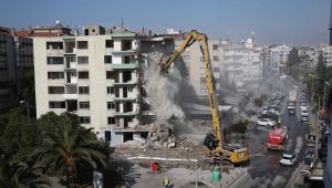 Bostanlı’daki yatık binalarda ilk yıkım başladı