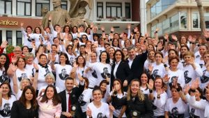 Çeşme’nin kadın efeleri sahnede!