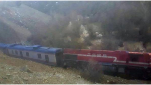 Elazığ’da korkutan kaza! Heyelan nedeniyle yolcu treni raydan çıktı!