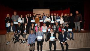 Gaziemirliler tiyatro sahnesinde!