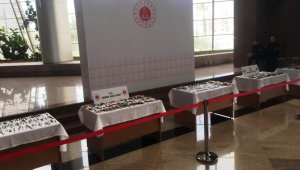 İzmir Adliyesinde aramalarda ele geçirilen suç aletleri sergilendi