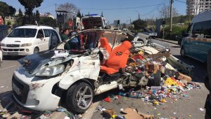 İzmir'de 3 aracın karıştığı kaza anı güvenlik kamerasına yansıdı