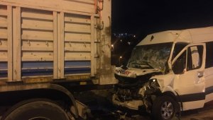 İzmir'de korkunç kaza! İşçi servisi seyir halindeki kamyona arkadan çarptı