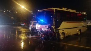 İzmir'de refüjü ve demir parmakları aşan servis aracı karşı şeride geçti