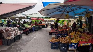 İzmir'de sahil ve pazar yerleri boş kaldı
