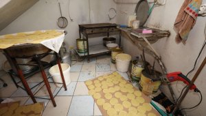 İzmir'de tatlıcı dükkanında mide bulandıran manzara