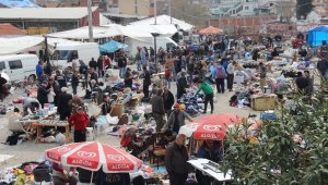 İzmir'de yaşlılar yasağa rağmen pazarlara çıktı