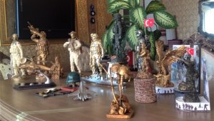 İzmirli heykeltıraş Korona virüsü salgını sebebiyle kaldığı evinde 54 biblo heykel yaptı