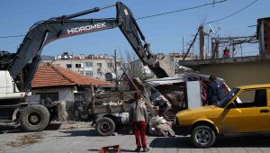 Karşıyaka’da yıkım operasyonu: Hurdacı çadırları kaldırıldı!