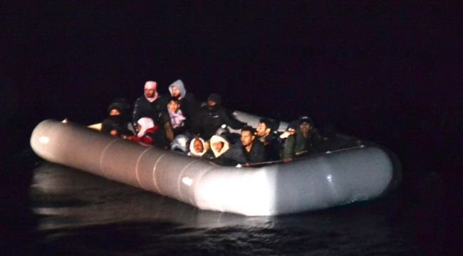 Lastik botta sürüklenen 24 sığınmacı kurtarıldı