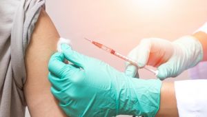 Son dakika… İlk coronavirüs aşısı yapıldı! Dünyanın gözü o ülkede!