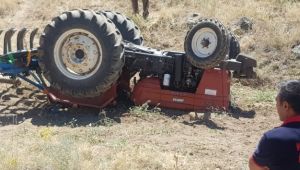 Traktör altında kalan adam olay yerinde hayatını kaybetti