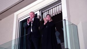 Türkiye sağlık çalışanlarını alkışlıyor. Cumhurbaşkanı da balkona çıkıp alkışladı