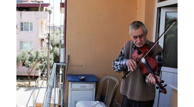 76 yaşındaki huzurevi sakininden balkon konseri