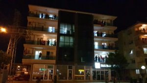 İzmir'de balkonlara çıkan vatandaşlar hep bir ağızdan şarkı söyledi