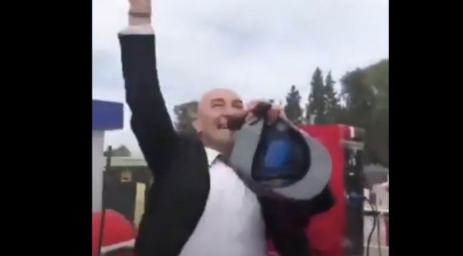 Başkan Soyer'in annesini görünce yaşadığı heyecan sosyal medyaya damga vurdu... İşte o anlar