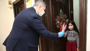 Başkan Tugay’dan çocuklara Türk Bayrağı sürprizi! 23 Nisan coşkusu balkonlardan taşacak!