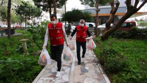 Bayraklı Belediyesi zor günlerde de vatandaşın yanında