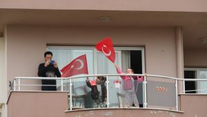 Bayraklı’da 23 Nisan coşkusu balkonlardan taştı