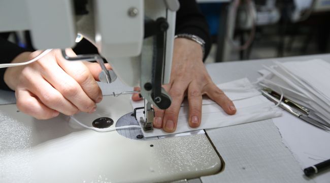 Buca Belediyesi semt evinin kapılarını maske üretimi için açtı