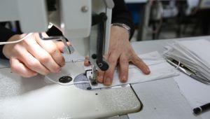 Buca Belediyesi semt evinin kapılarını maske üretimi için açtı