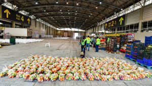 Büyükşehir'in yardım kampanyası büyüyor! İzmir’de sebze meyve hali esnafından yardım eli