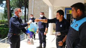 Çeşmeli kadınlardan belediye personeline yıkanabilir maske