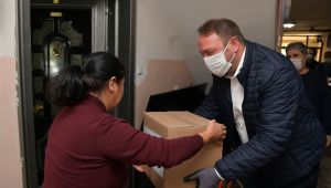 Çiğli Belediyesi'nden Ailelere Gıda Desteği! Başkan Gümrükçü paketleri Çiğlililere bizzat iletti!