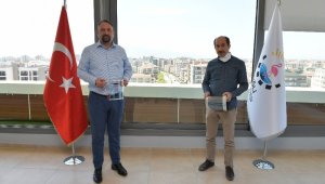 Çiğli Belediyesinden temassız numune kabini üretimi