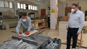 Çiğli'den sağlık çalışanları için devrim niteliğinde adım! 'PVC su borusundan yüz siperliği'