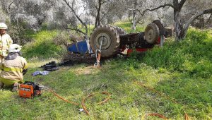 Devrilen traktörün altında kalan yaşlı adam öldü