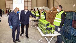 İzmir'den Türkiye'ye sosyal belediyecilik örneği: 16 bin gıda paketi ihtiyaç sahiplerine
