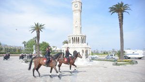 İzmir polisi, çocuklara bayram coşkusu yaşattı