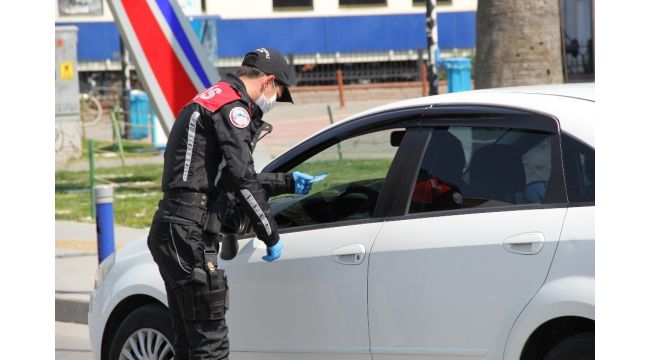 İzmir polisinden sokağa çıkma yasağının son gününde sıkı denetim